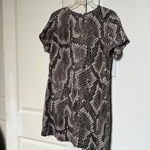 Olivaceous SS snakeskin pattern mini shift dress. Super cute and comfy